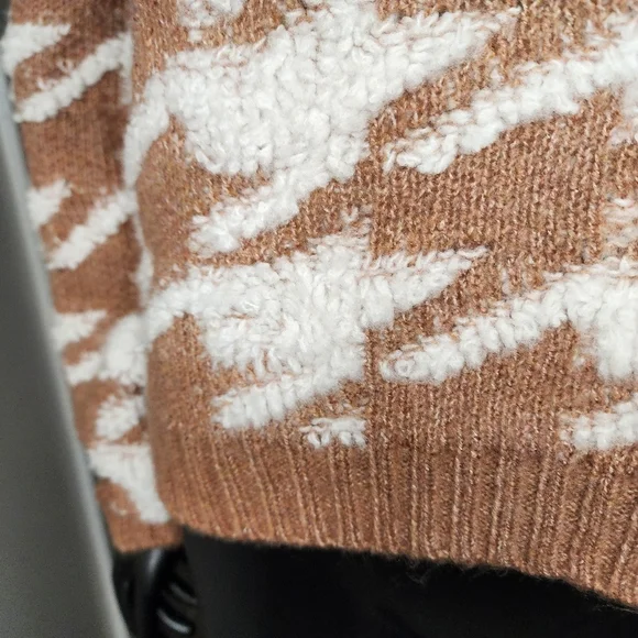 Line & Dot Houndstooth Sweater - Picture 3 of 16